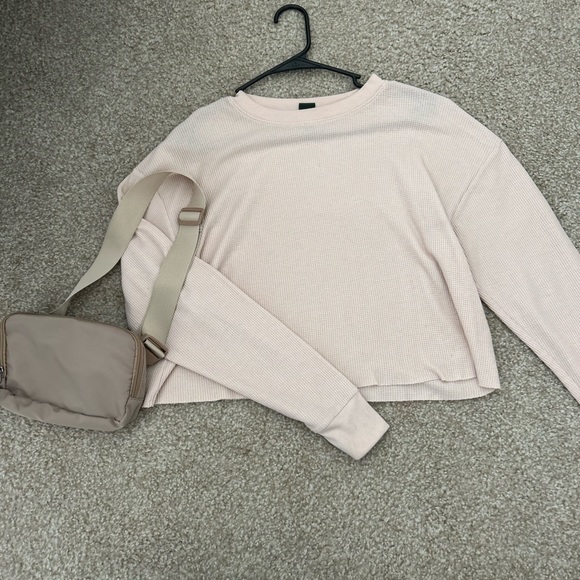 light pink cropped long sleeve shirt - Picture 2 of 4